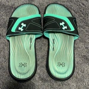 Woman’s under armour flip flops size 9